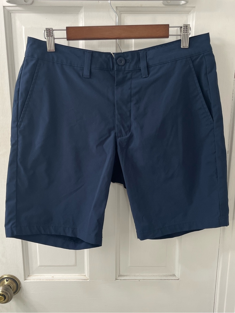 Greatness Wins Clubhouse Shorts in Navy. Mens size 32, 9 inch inseam